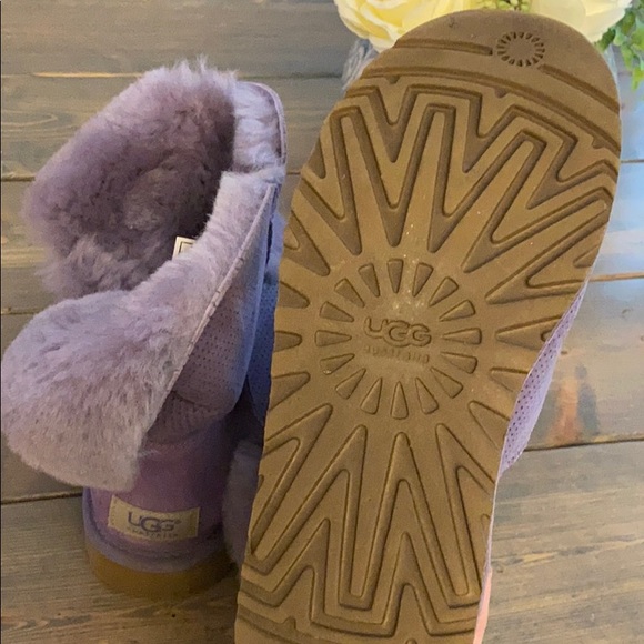 Short Ugg boot with side buttons - Picture 3 of 4